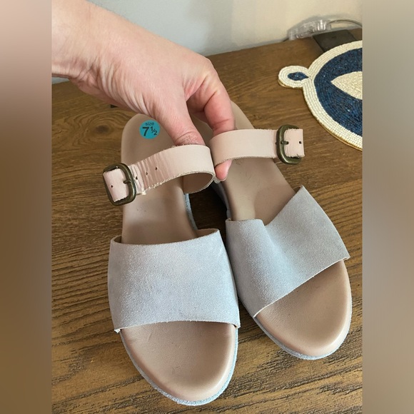 Sophia Milano size 7.5 light grey suede sandal - Picture 3 of 9